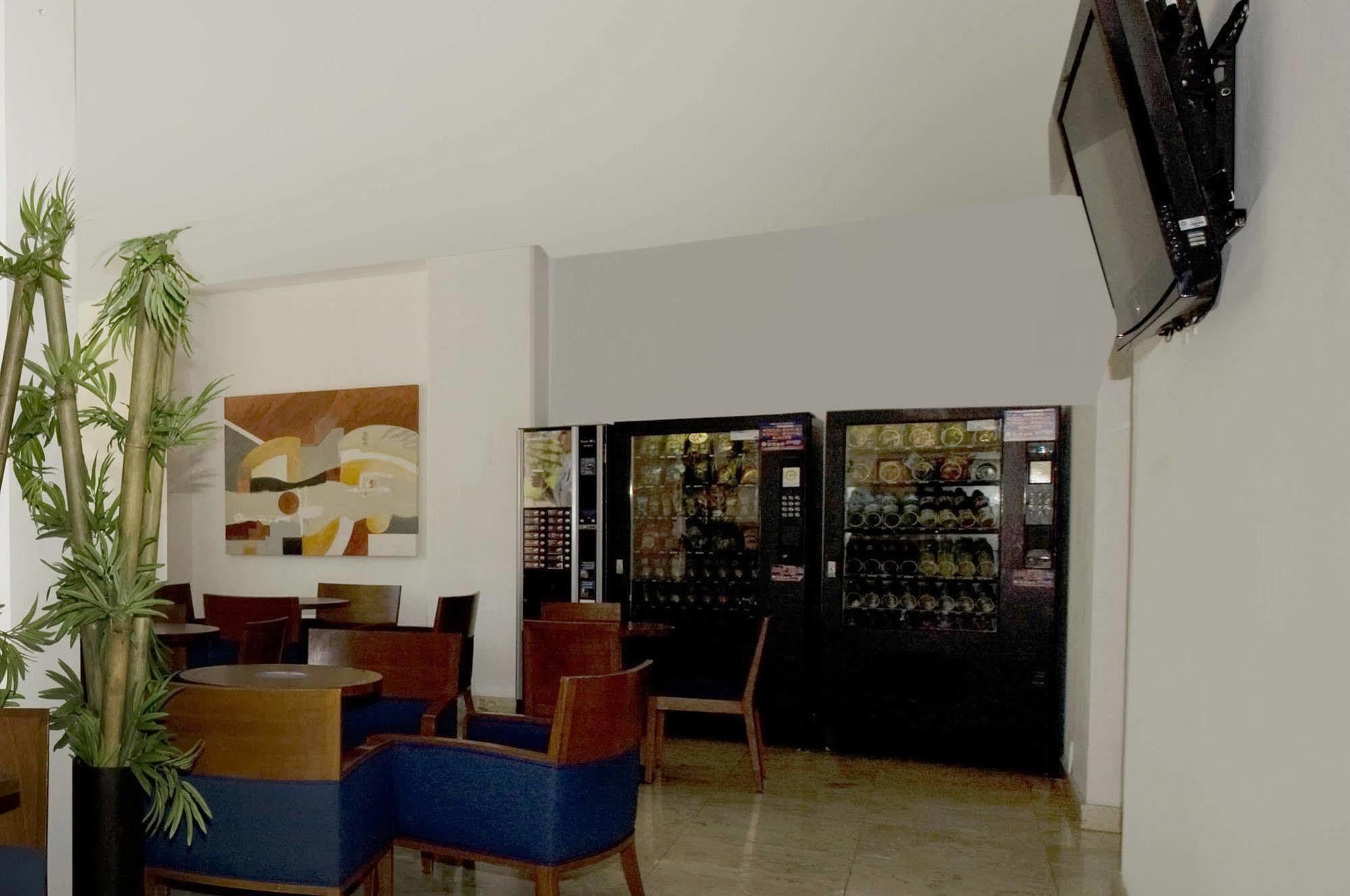 Отель One Queretaro Plaza Galerias Экстерьер фото