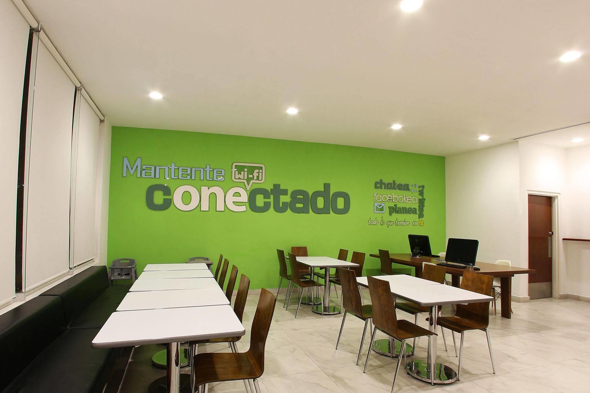 Отель One Queretaro Plaza Galerias Экстерьер фото