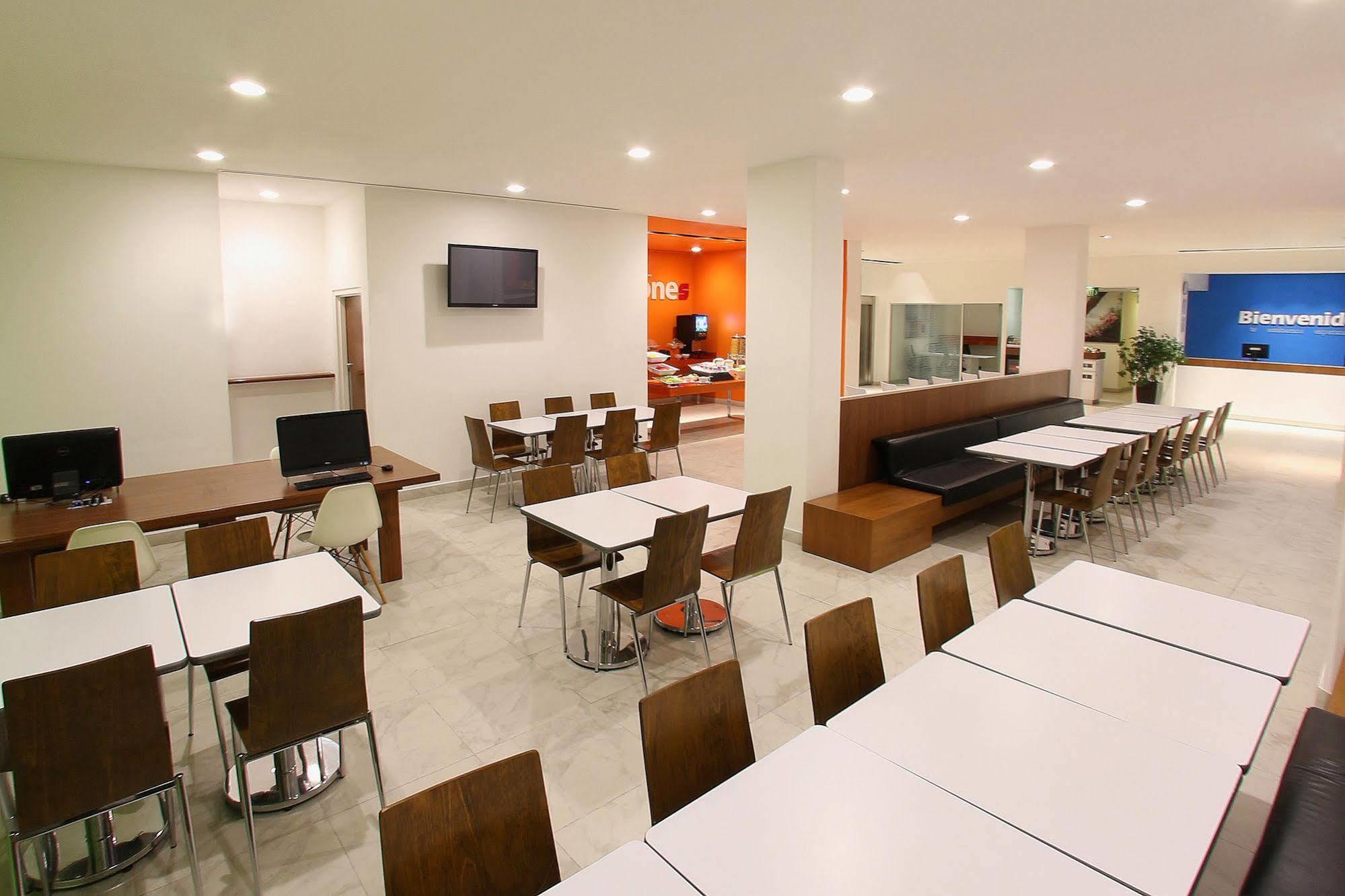 Отель One Queretaro Plaza Galerias Экстерьер фото