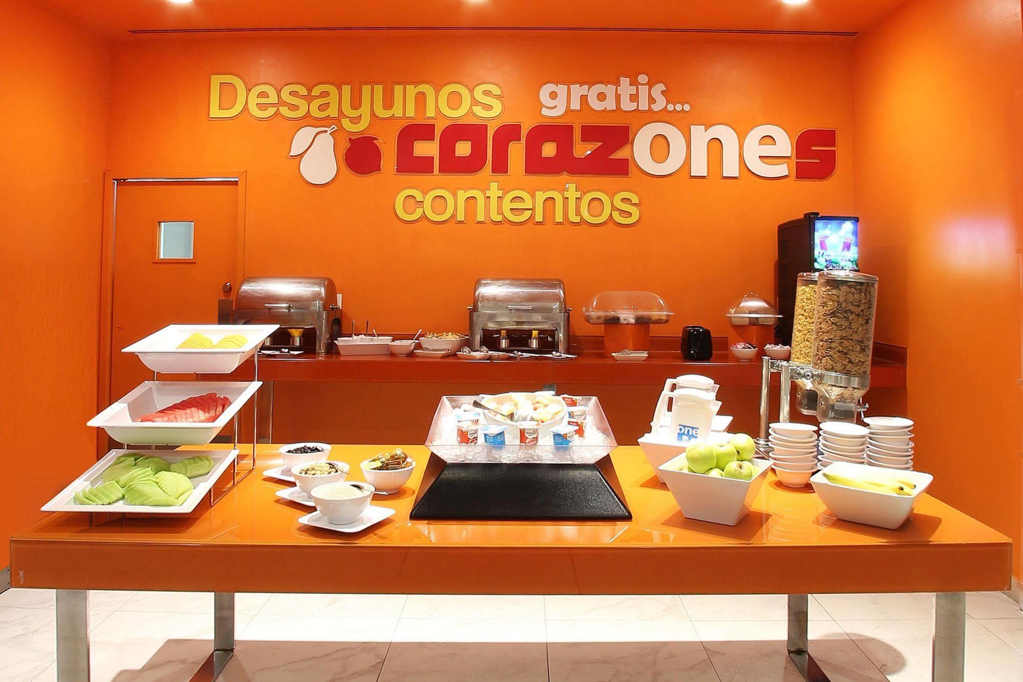 Отель One Queretaro Plaza Galerias Экстерьер фото