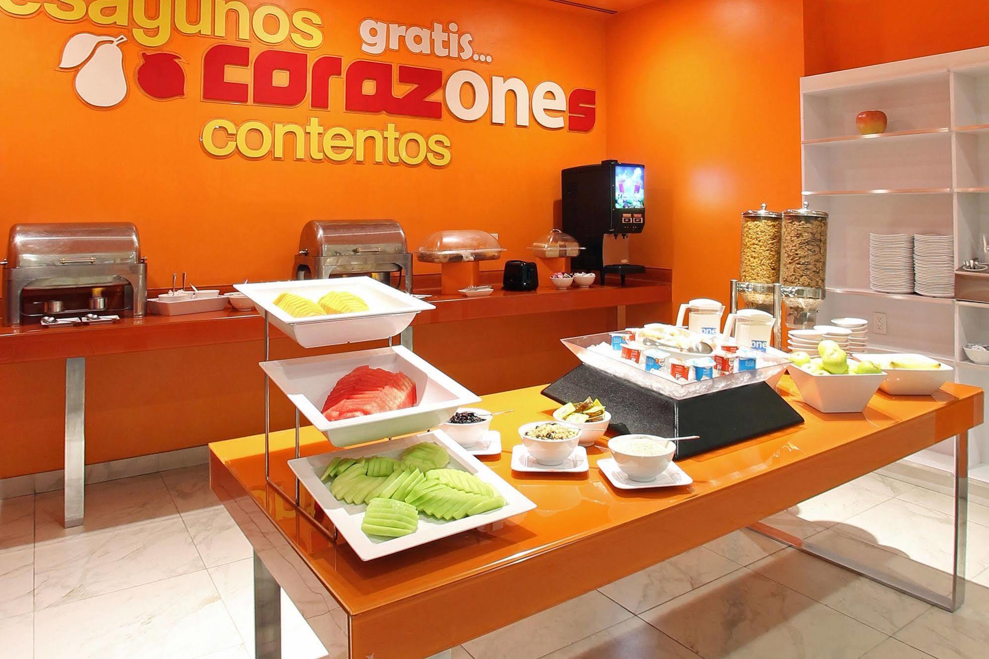 Отель One Queretaro Plaza Galerias Экстерьер фото