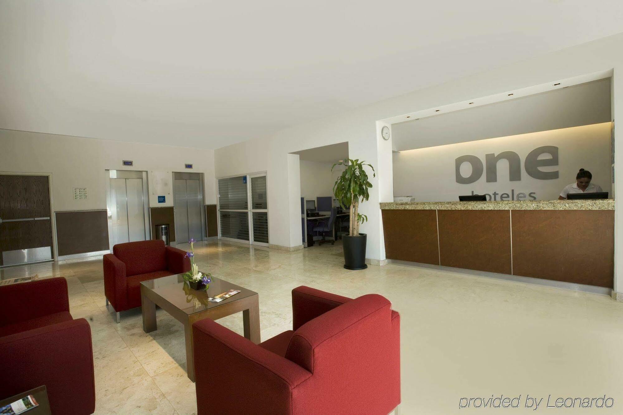 Отель One Queretaro Plaza Galerias Интерьер фото